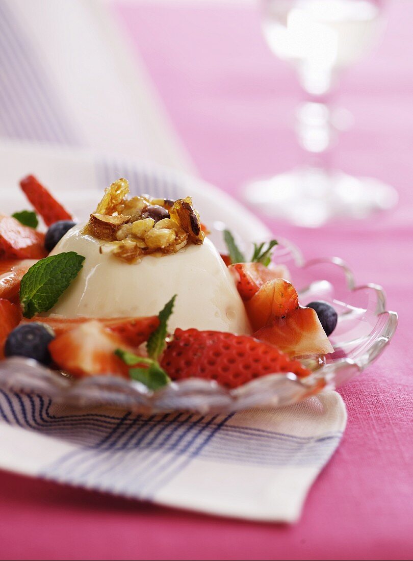 Panna Cotta mit karamellisierten Nüssen und frischen Beeren