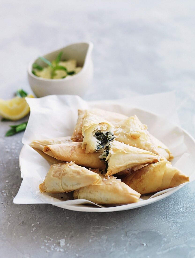 Spanakopita (Teigtaschen mit Spinat-Ricotta-Füllung, Griechenland)