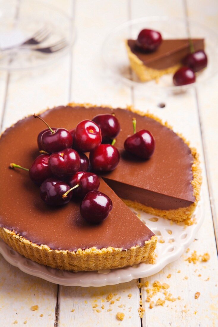 Schokoladen-Kaffee-Tarte mit Kirschen