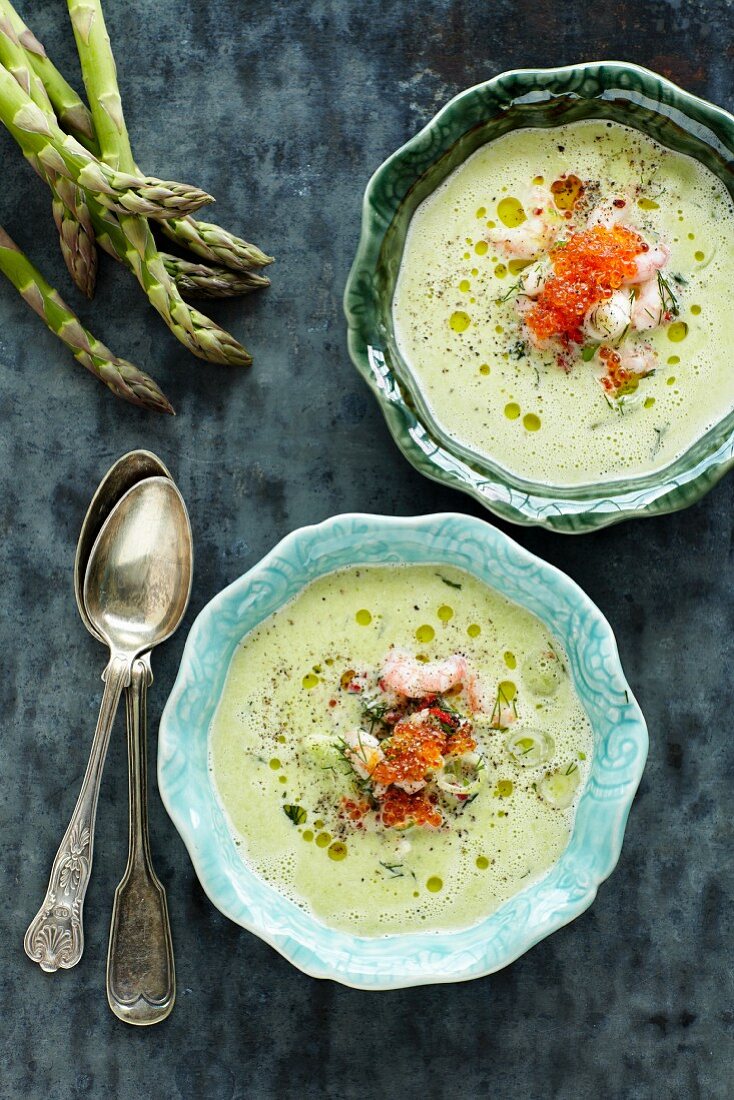 Spargelsuppe mit Garnelen und Keta-Kaviar