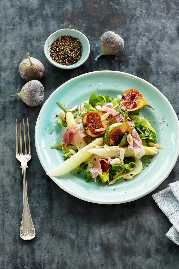 Asparagus salad with ham and figs