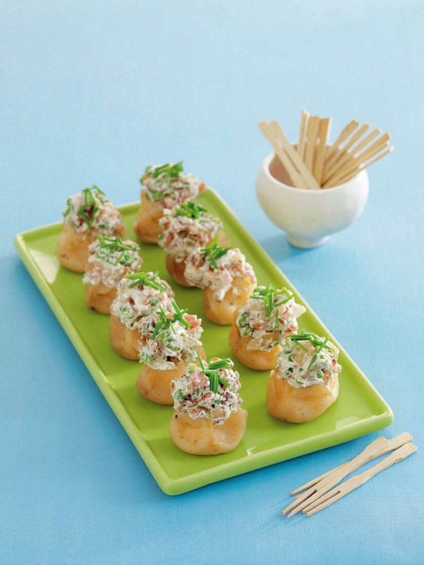 Mini potatoes with bacon, peas and cheese