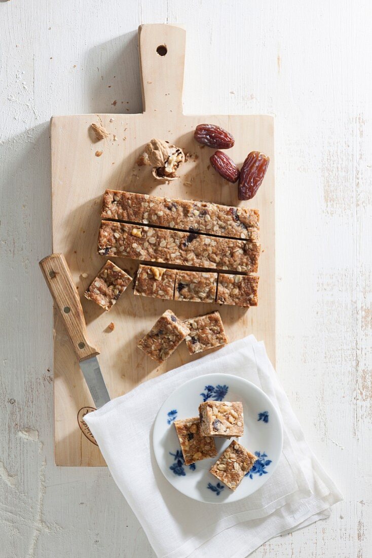 Muesli bars with dates and nuts