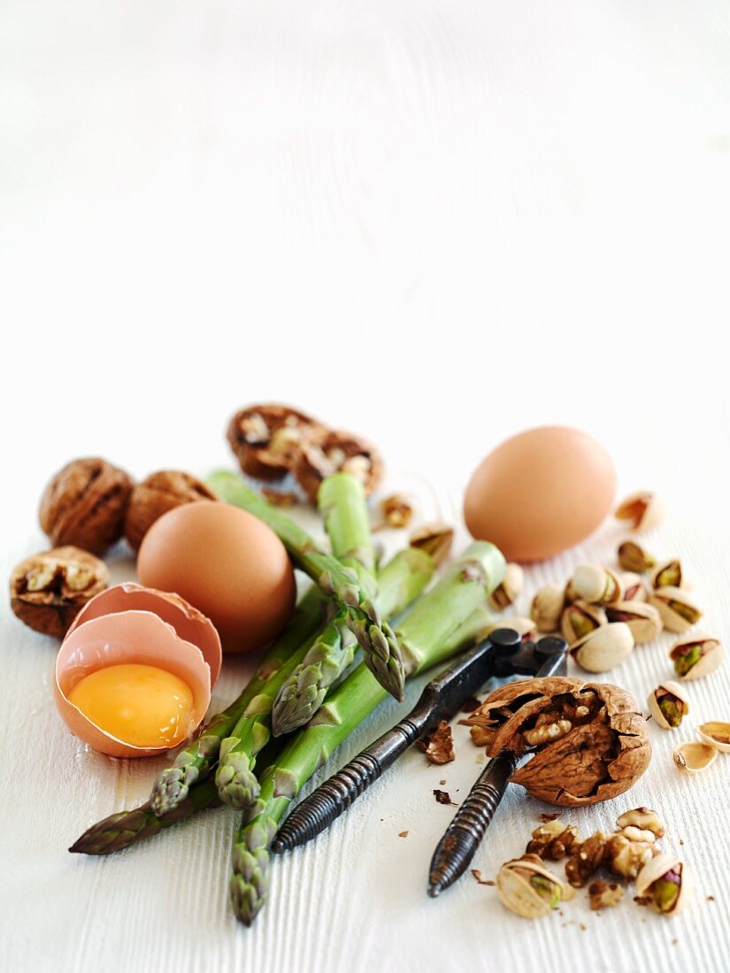 Eier, grüner Spargel und Nüsse