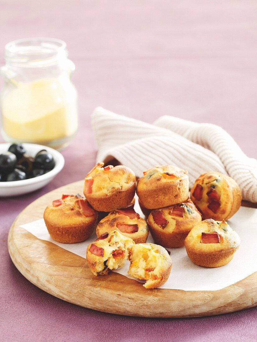 Polenta muffins with tomato, olives and bacon