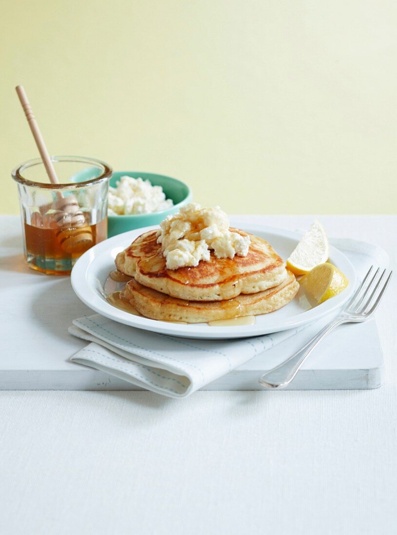 Pancakes with ricotta and lemon