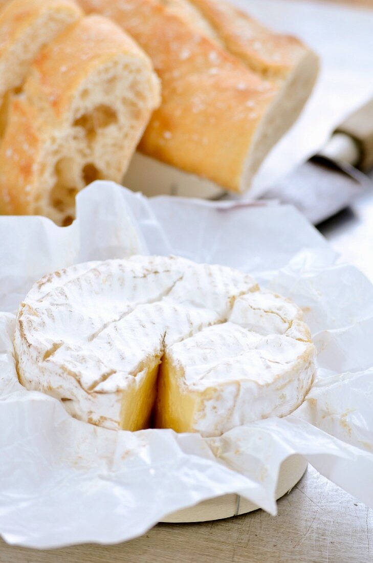 Angeschnittener Camembert und Baguette