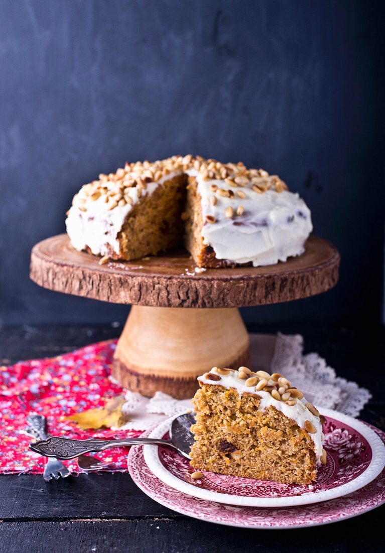 Karottenkuchen mit Pinienkernen, angeschnitten