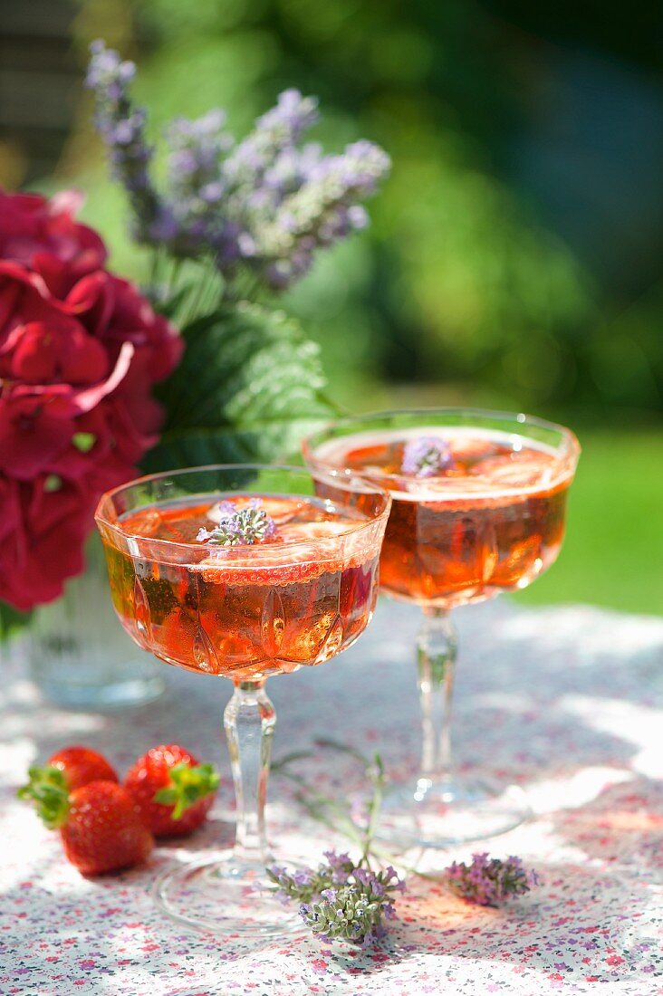Zwei Gläser Erdbeer-Prosecco mit Lavendelblüten