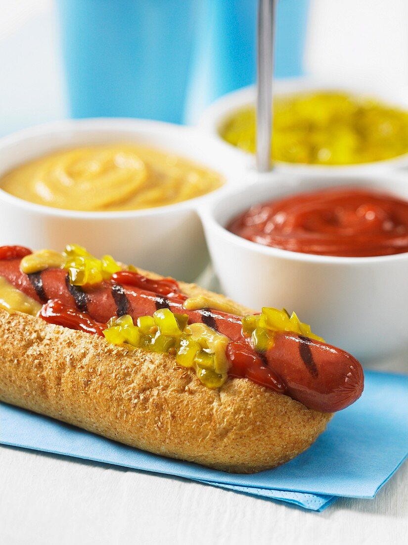 Hot Dog mit Ketchup, Senf und Gurkenrelish