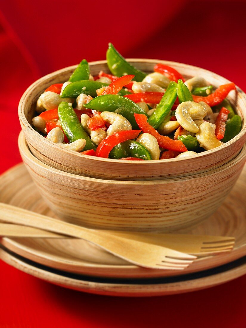 Mange tout with peppers, ginger and cashew nuts