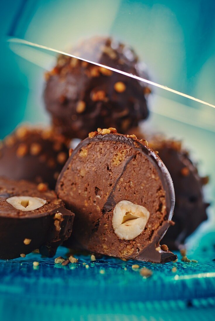 Schokoladen-Nuss-Pralinen mit Krokant … – Bilder kaufen – 11324148 ...