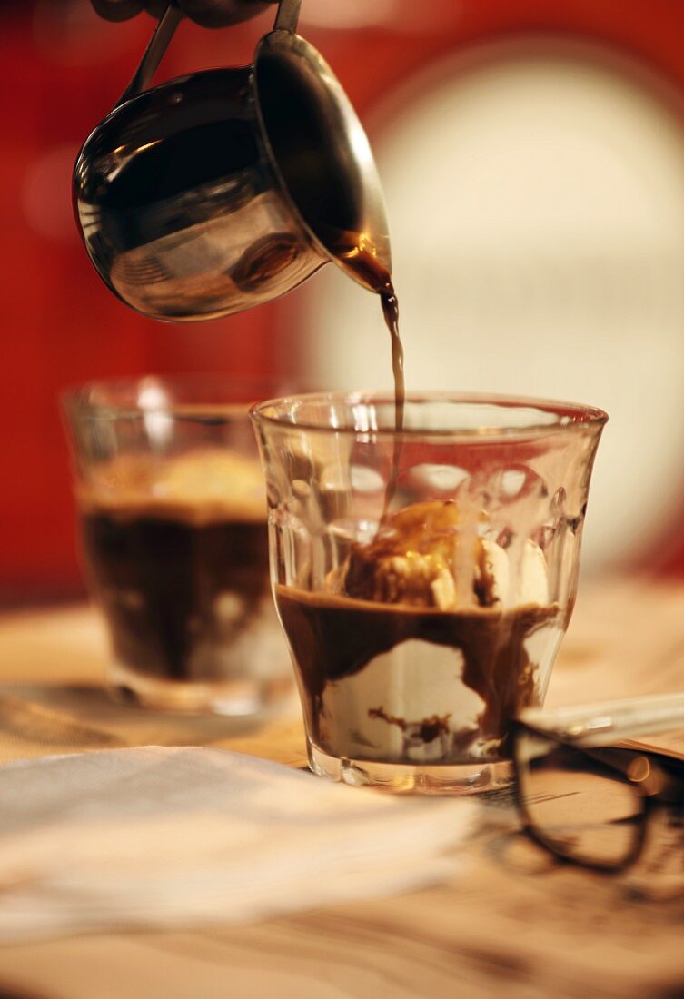 Eiskaffee zubereiten: Vanilleeis mit Kaffee übergiessen