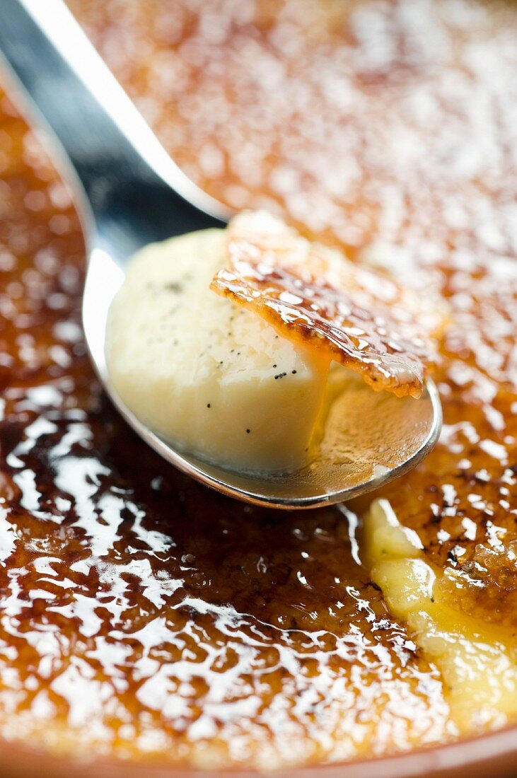 Creme brulee mit Portion auf Löffel