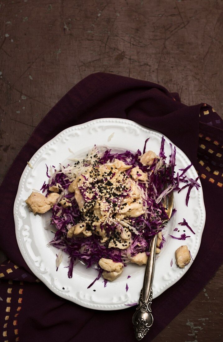 Rotkohlsalat mit Hähnchen und Sesam