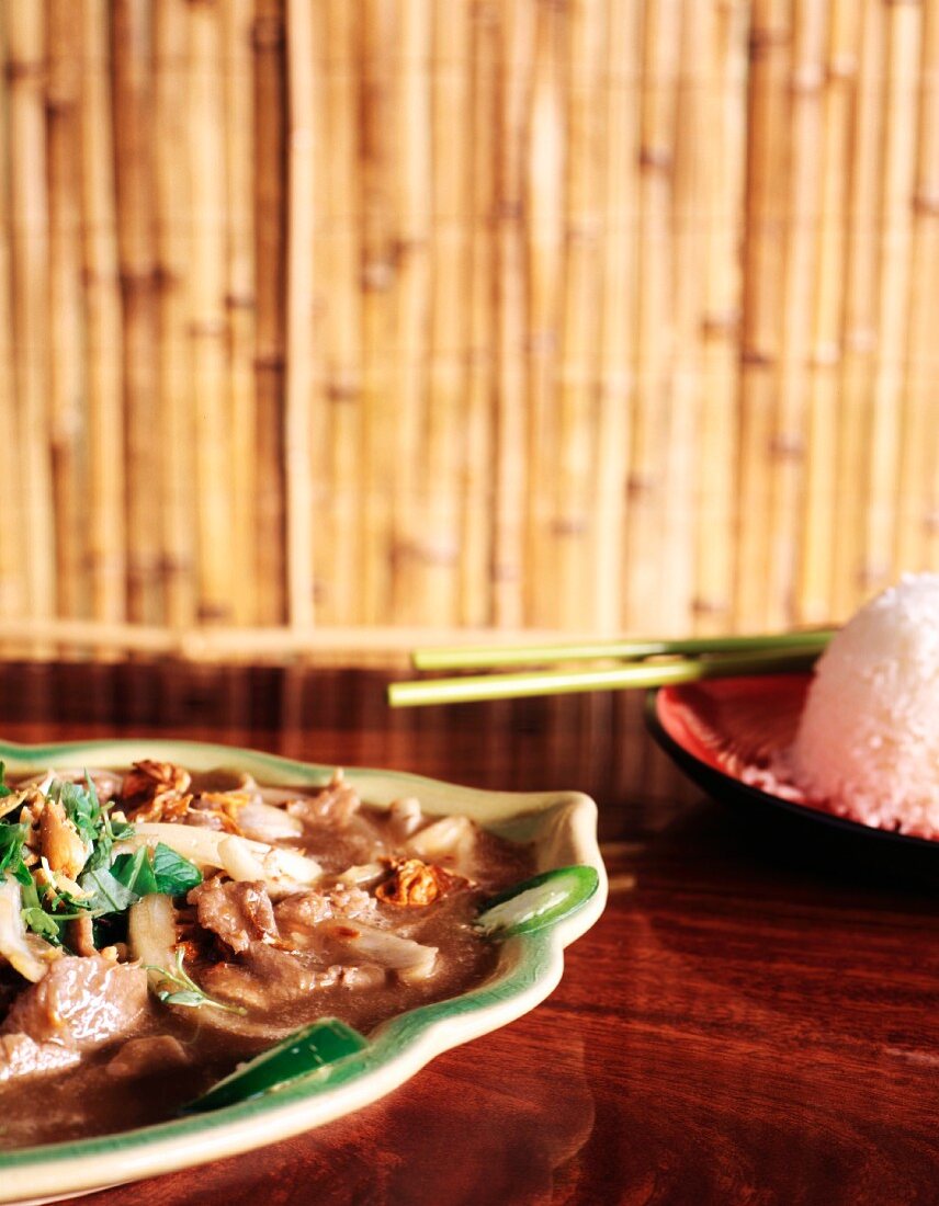 Stir-fried beef with bean sprouts, mushrooms and spring onions