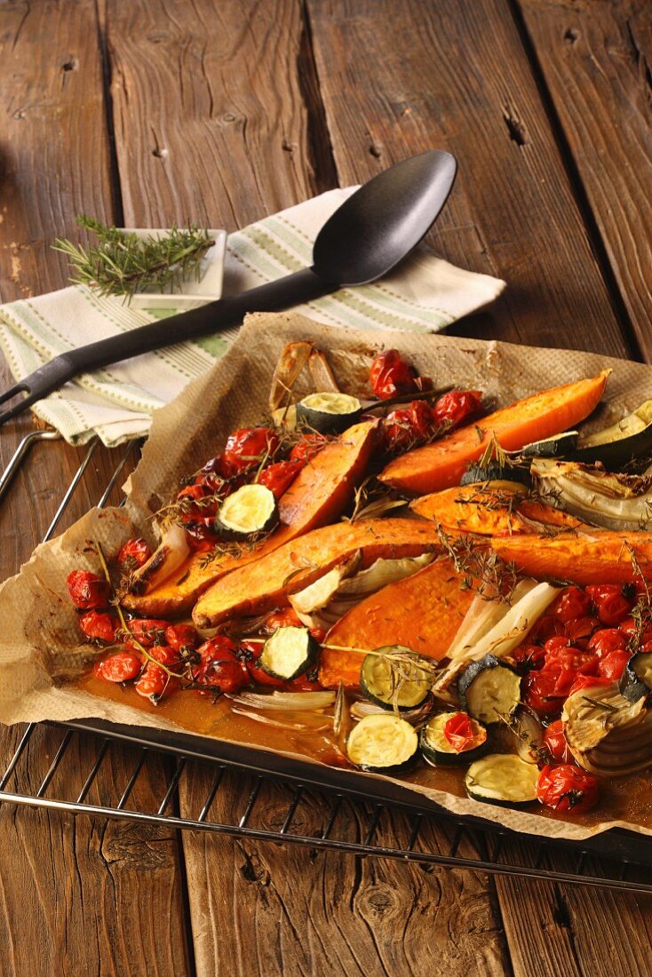 Spicy oven roasted vegetables: potatoes with summer vegetables