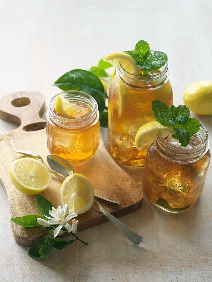 Iced tea with mint and lemons