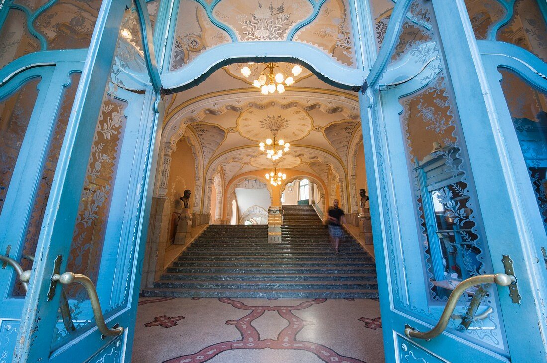 Eingangsbereich des Staatlichen Geologischen Instituts in Budapest - errichtet 1898-1900 im ungarischen Jugendstil nach den Plänen von Ödön Lechner