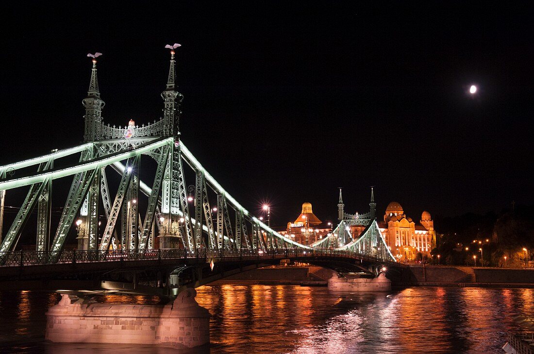 Budapest in der Abendbeleuchtung - Die Freiheitsbrücke über die Donau führt auf das Gellerthotel zu, Ungarn