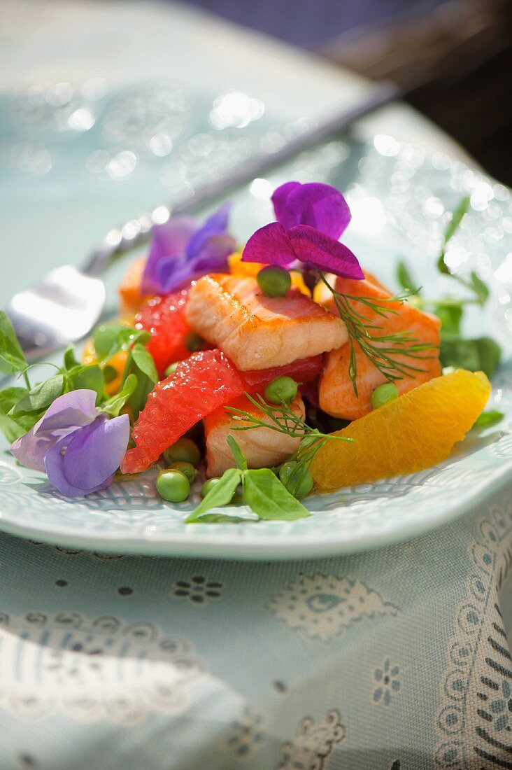 Fruity salmon salad with oranges, grapefruit and edible flowers