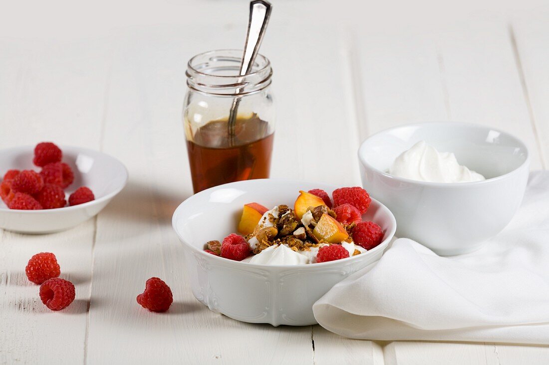 Griechischer Joghurt mit frischem Obst, Cerealien und Honig