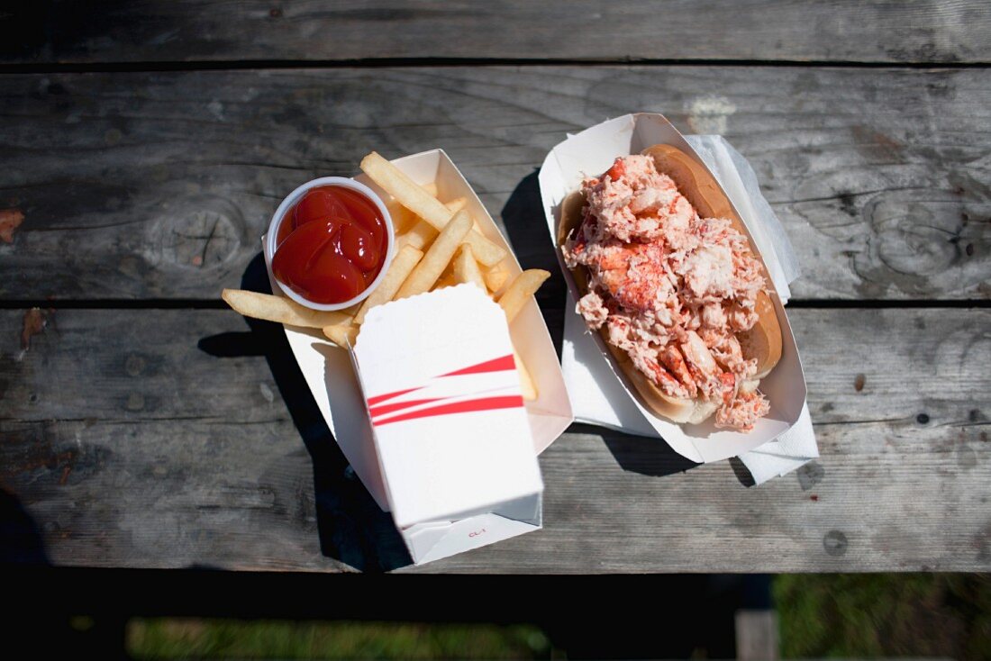 Lobster Roll (Baguettebrötchen mit Hummer) und Pommes frites mit Ketchup
