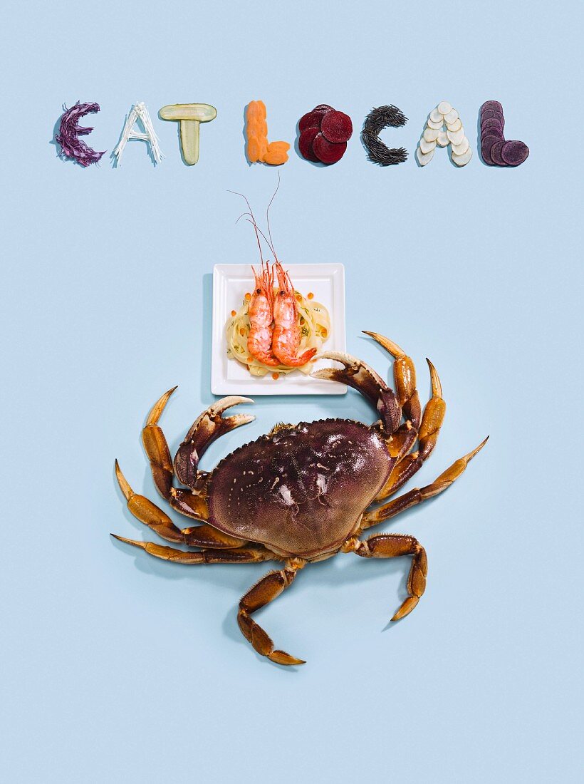 Krabbe, Garnelen auf Nudeln und Schrift aus Gemüse: Eat local