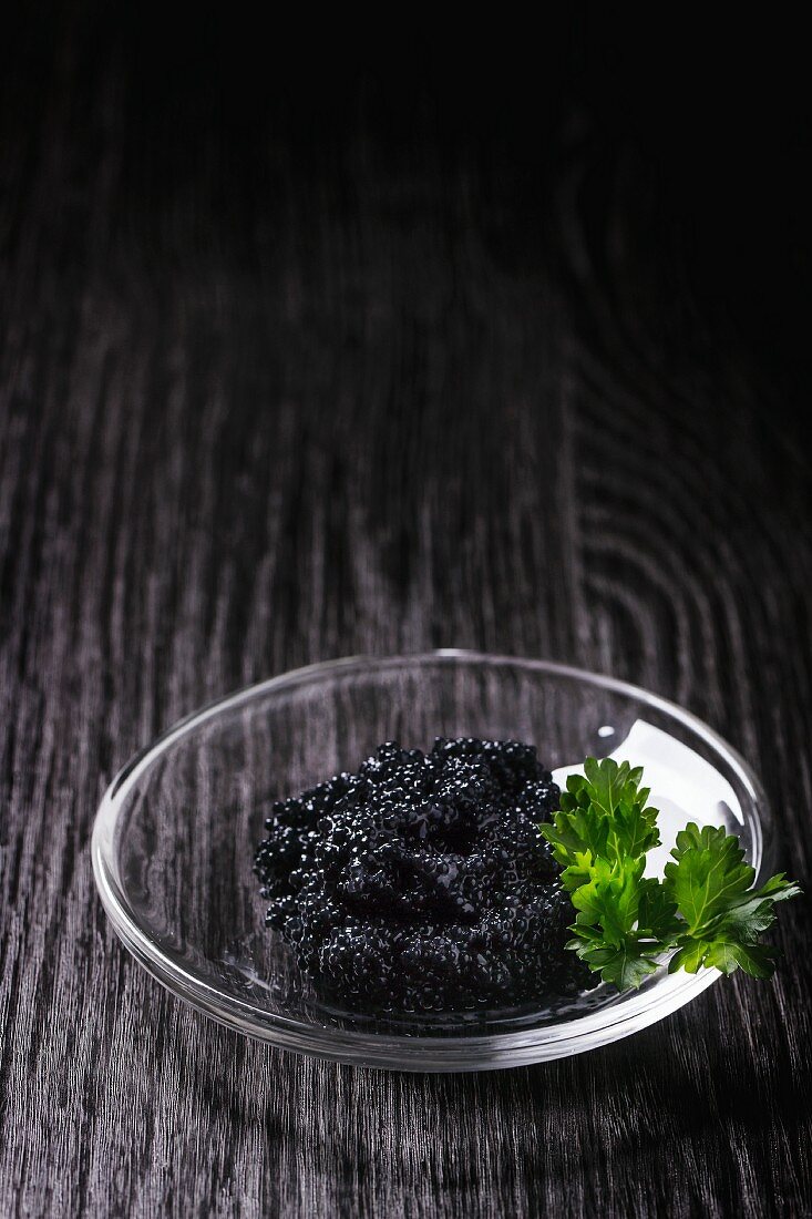 Schwarzer Kaviar mit Petersilie in Glasschale