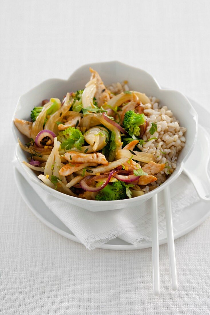 Brokkoli, Fenchel und Hähnchenfleisch aus dem Wok mit Reis
