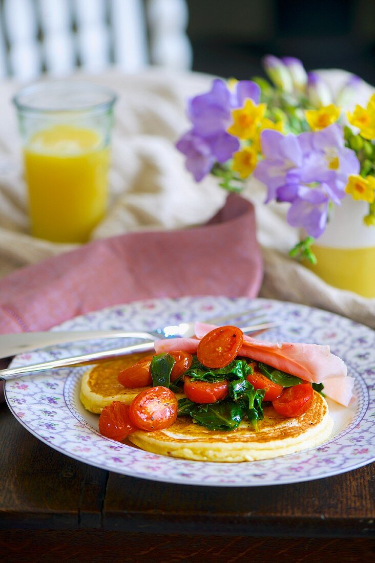 Rciotta-Pancake mit frischem Spinat, Cocktailtomaten und Schinken