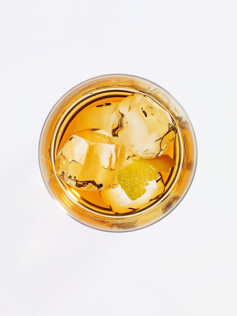 Ein Glas Old Fashioned Cocktail