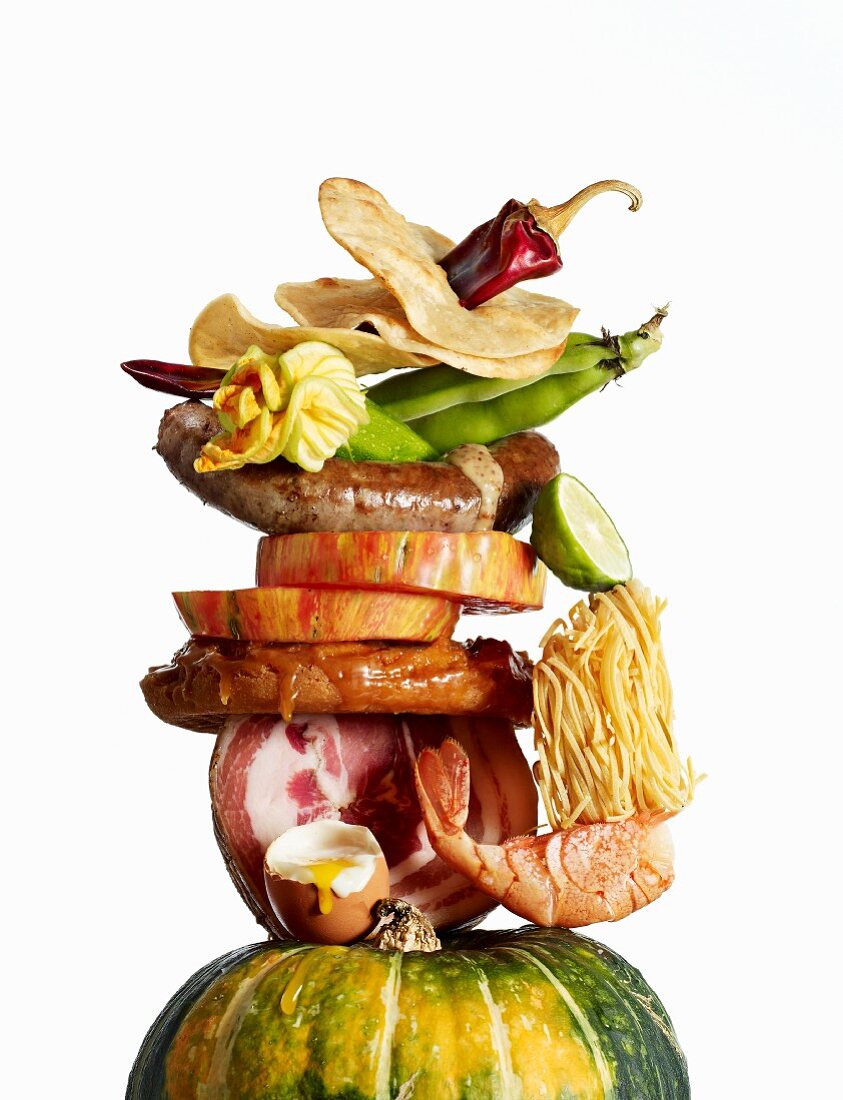 Turm aus verschiedenen Lebensmitteln und Gerichten