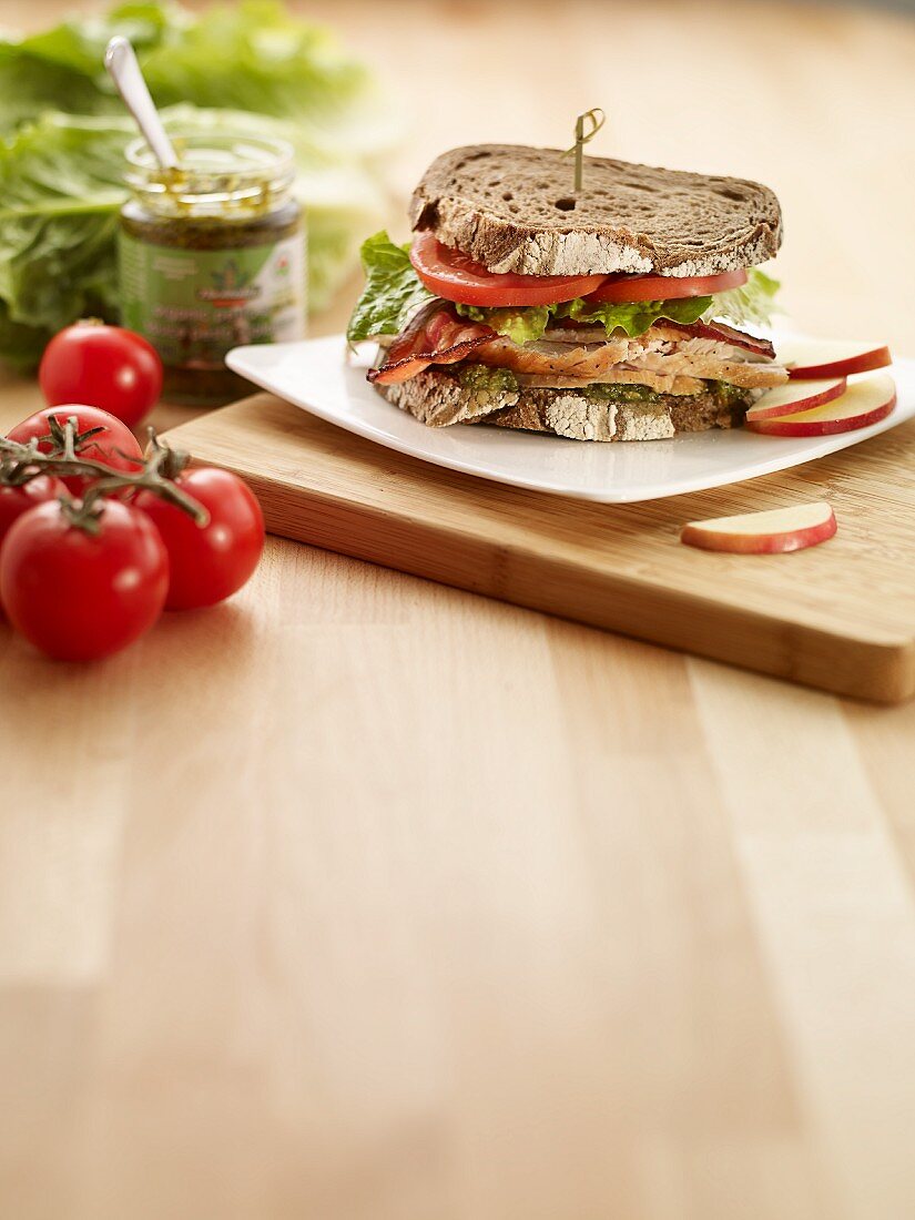 Putensandwich mit Bacon und Tomaten