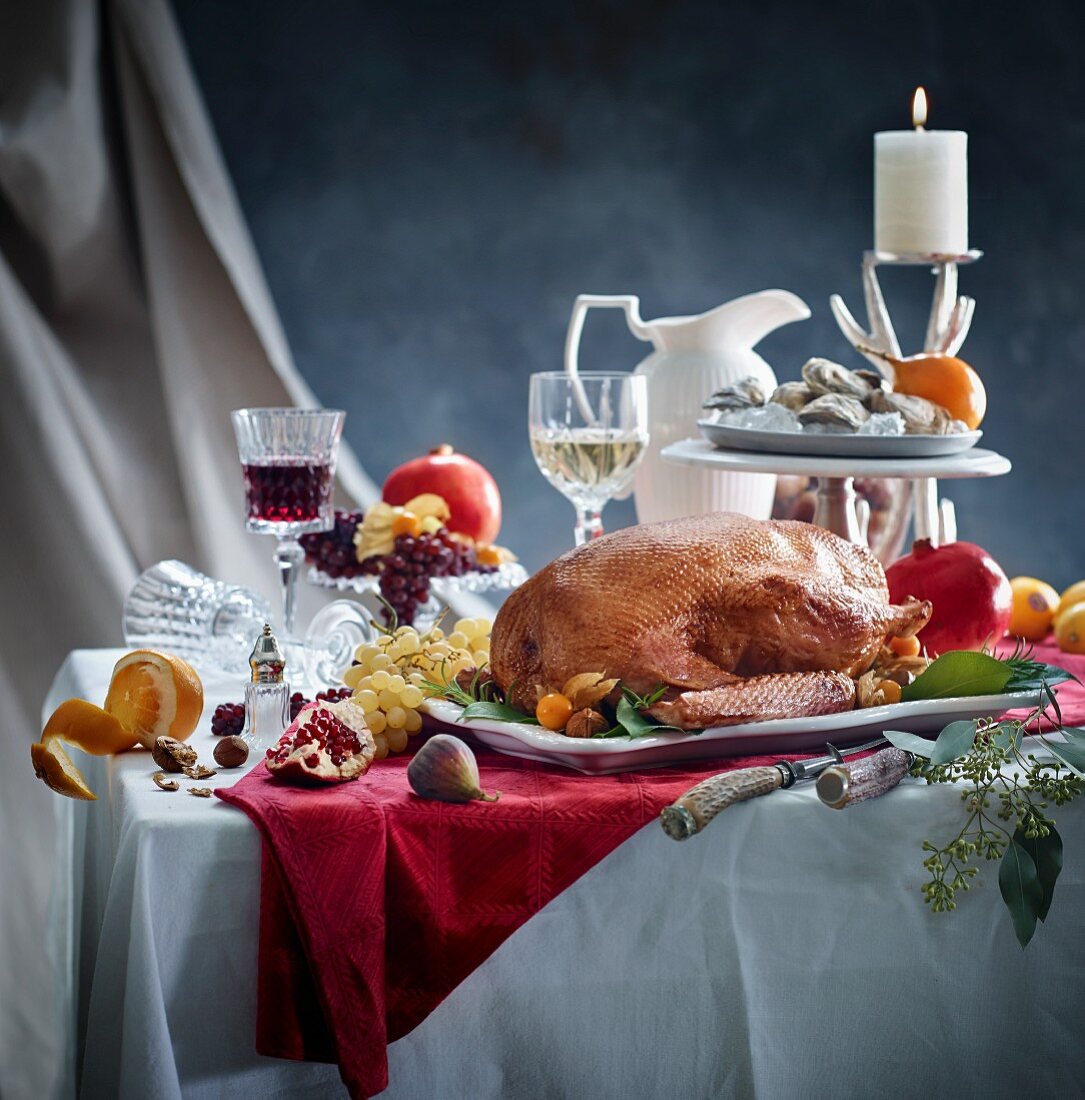 Gänsebraten auf einem festlichen Weihnachtstisch