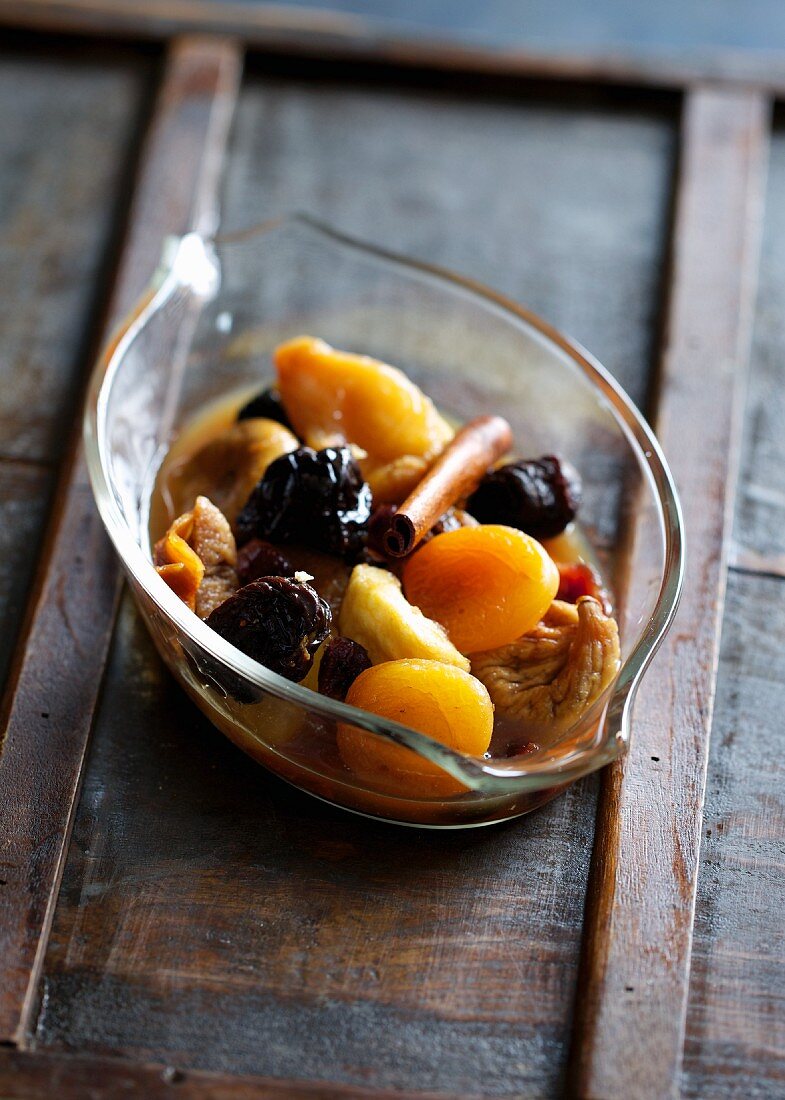 Braised dried fruits with cinnamon
