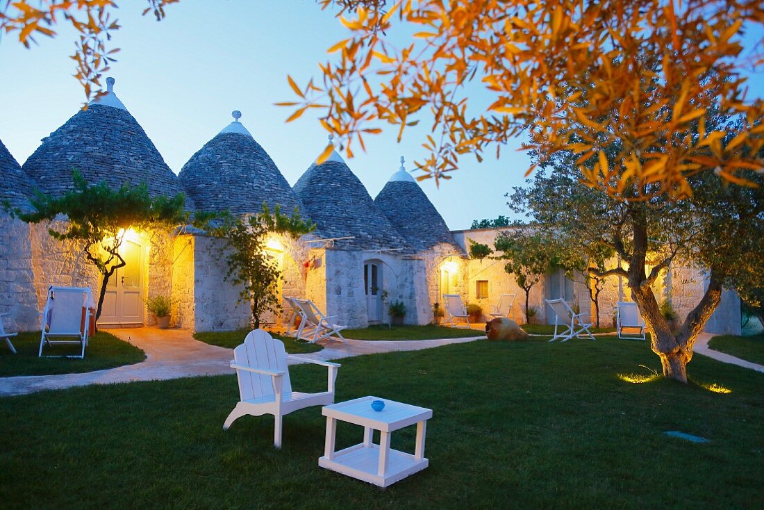 Trulli-Häuser in Masseria Cervarolo bei Nacht (Brindisi, Italien)