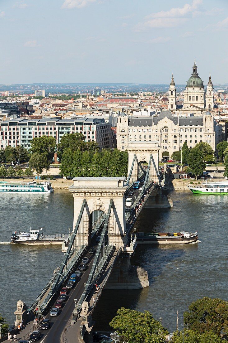 Blick von oben auf die Kettenbrücke, im Hintergrund die St.-Stephans-Basilika, Budapest, Ungarn