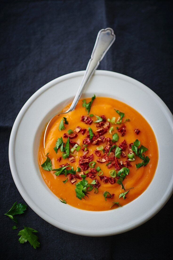 Kürbissuppe mit getrockneten Tomaten