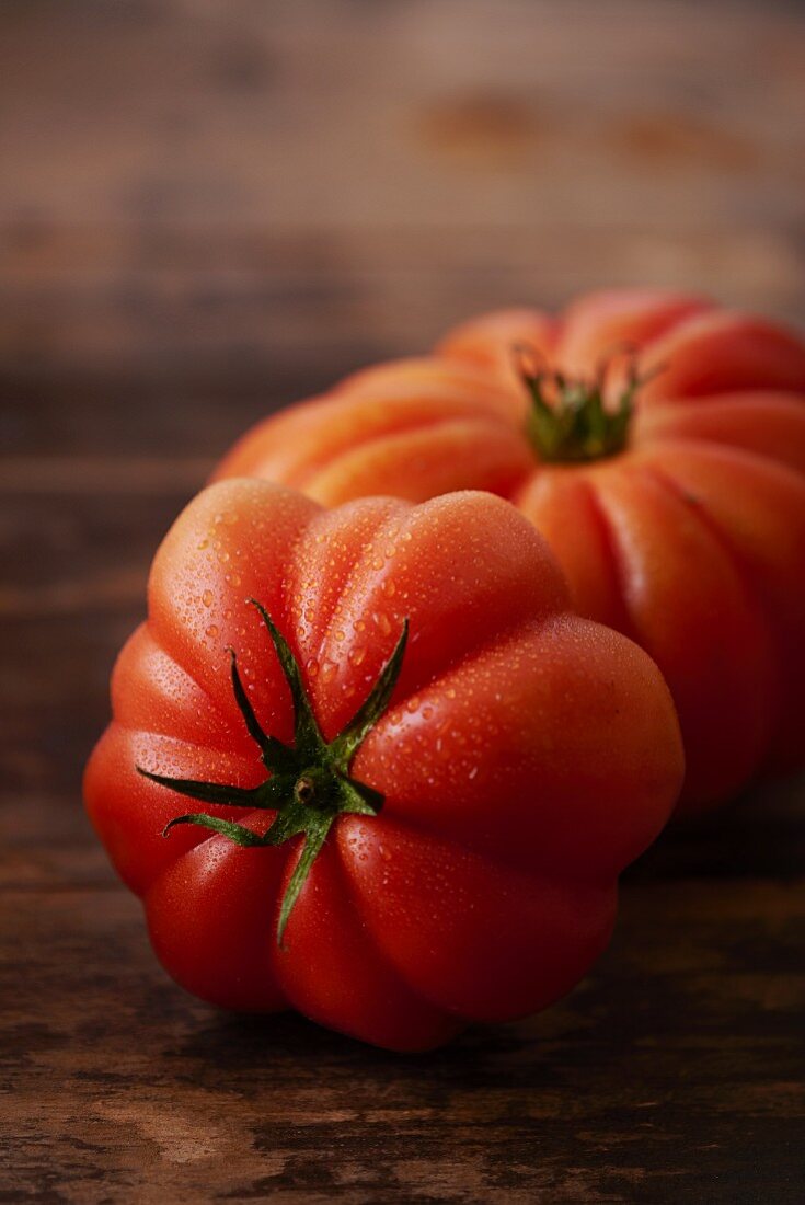 Zwei Fleischtomaten mit Wassertropfen