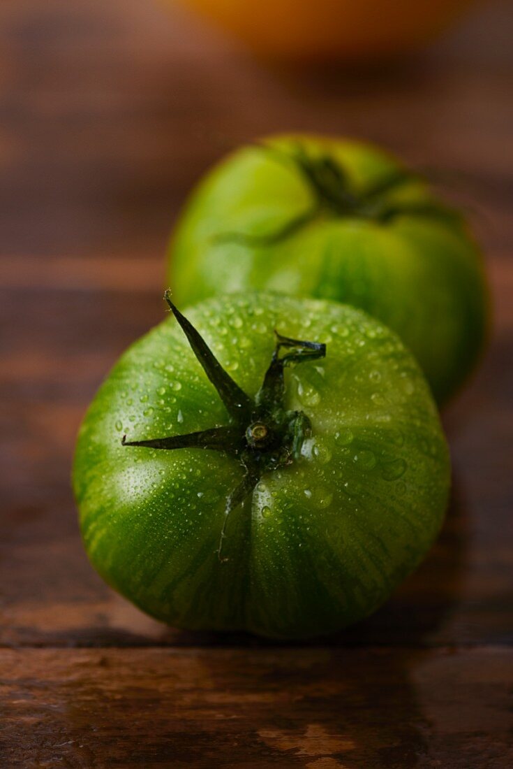 Zwei grüne Tomaten mit Wassertropfen