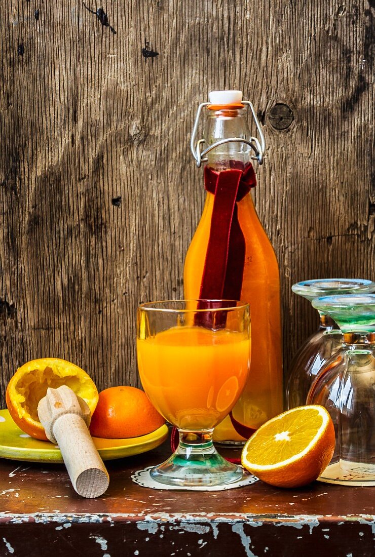 Orangensaft in Glas und Flasche