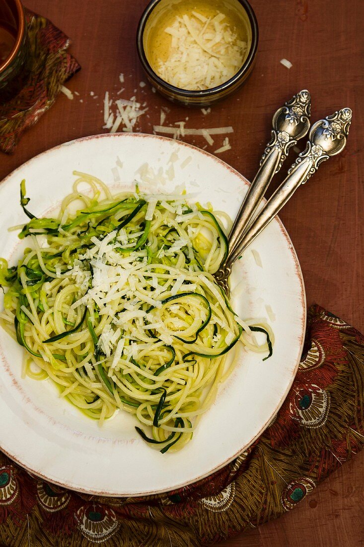 Spaghetti mit Zucchinistreifen und Käse (Draufsicht)