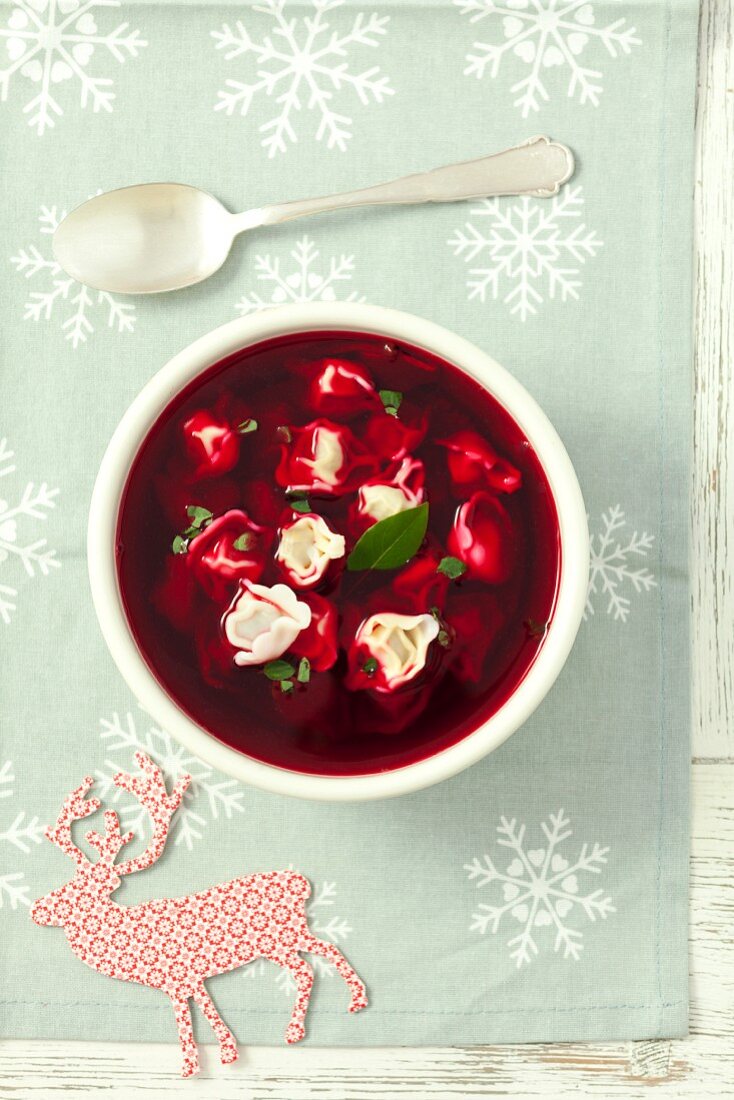 Rote-Bete-Suppe mit Teigtäschchen zu Weihnachten (Polen)