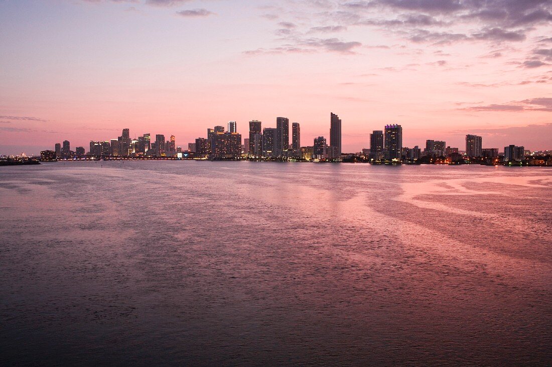 Die Skyline von Miami im Abendlicht