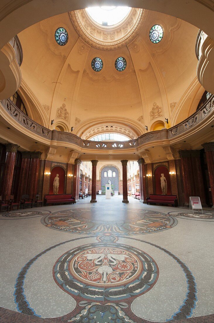 Prächtige Halle des im Jugendstil erbauten Gellért-Bades, Budapest, Ungarn