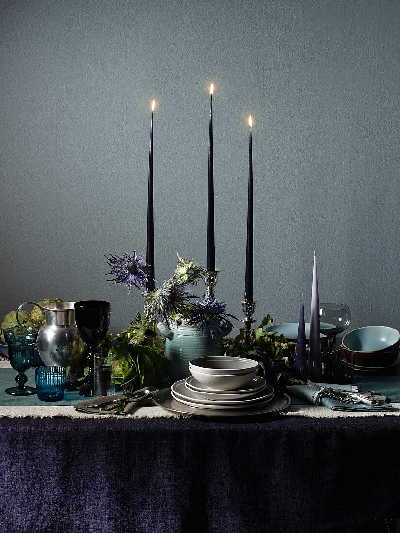 Festlich gedeckter Tisch in dunklen Blautönen