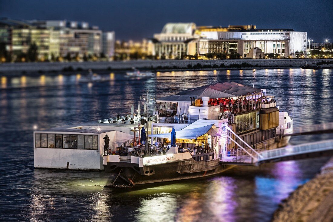 'A38' - Ehemaliges Lastschiff, heute Veranstaltungs- und Konzertschiff auf der Donau, Budapest, Ungarn