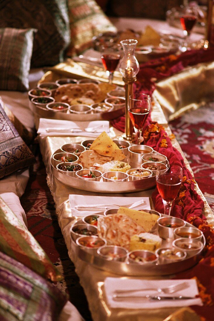 Traditionelle Rajasthani Gerichte, serviert in Messingschalen, in der Grand Durbar Hall, Samode Palace, Samode, Bundesstaat Rajasthan, Indien