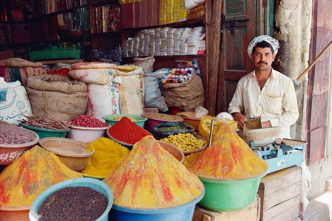 Mann verkauft Gewürze in seinem Geschäft in Saidu Sharif, Swat, Pakistan, Asien
